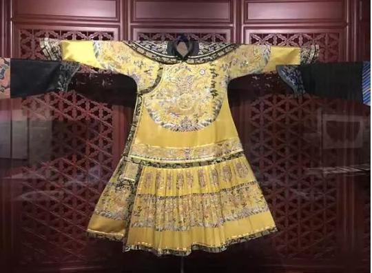 清代的龙袍到底是怎么做出来的，值多少钱？