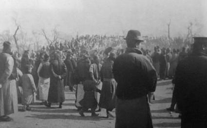 溥仪登基到底是一片什么样的场景 现场混乱百姓围观却无人下跪 溥仪登基到底是一片什么样的场景 现场混乱百姓围观却无人下跪