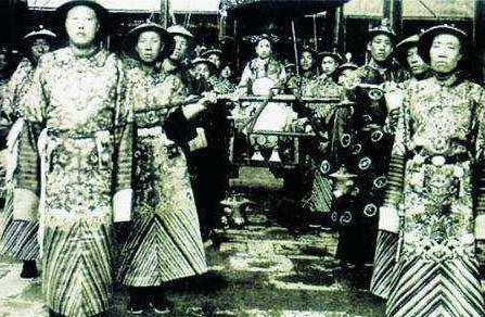 安德海私自出京冒充钦差中的情况怎么样？有多少人被处死刑或被发配