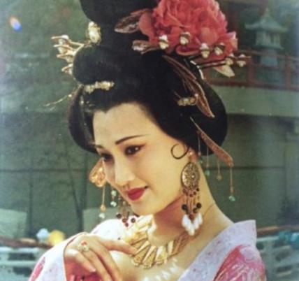 杨贵妃给安禄山洗澡是怎么回事？安禄山为什么硬要认杨贵妃作干娘？