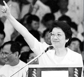 外界对科拉松·阿基诺的评价如何 她的政治生涯是什么样的 外界对科拉松·阿基诺的评价如何 她的政治生涯是什么样的