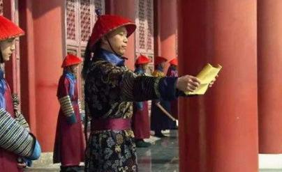雍正皇帝临终前留下两道密旨，乾隆皇帝打开后，保住了几十年的皇位。