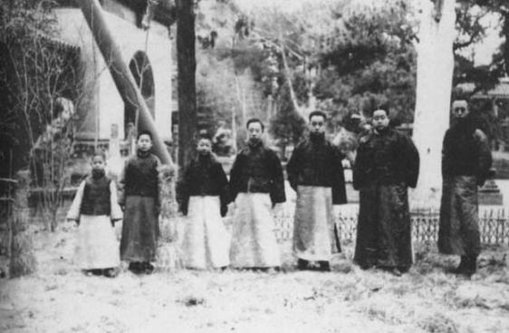 乾隆帝留下无数珍宝，百年之后付之一炬！是溥仪的错吗？