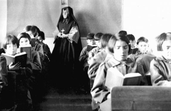 加拿大如何系统的灭亡印第安人文化？他们做了些什么