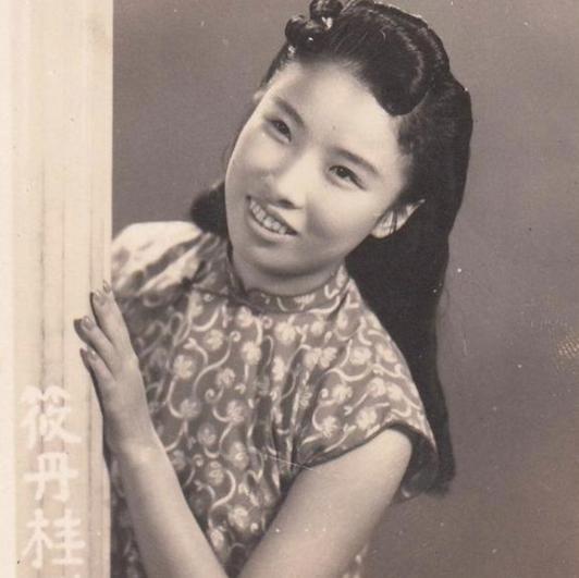 她是"越剧皇后"，被流氓霸占，死前说出八个字