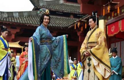 她出身世家却心甘情愿的嫁给穷小子 最终成为帝国最尊贵的妇人 她出身世家却心甘情愿的嫁给穷小子 最终成为帝国最尊贵的妇人