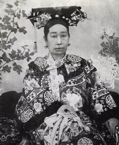 健康无恙的慈安太后在45岁突然暴毙的原因是什么？