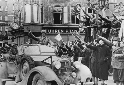 德国吞并奥地利后进驻的士兵 受到的民众的夹道欢迎 德国吞并奥地利后进驻的士兵 受到的民众的夹道欢迎