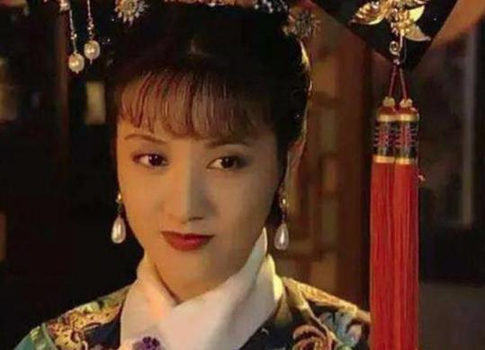 她是康熙最赏识的妃子，两件小事足以表明