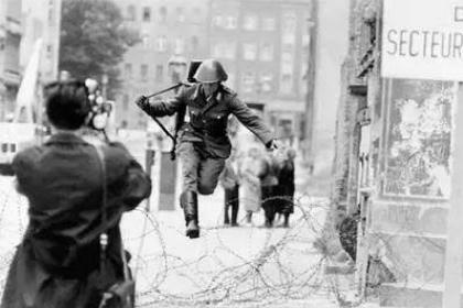 沙布洛夫斯基的一句话 竟然能让柏林墙倒塌?