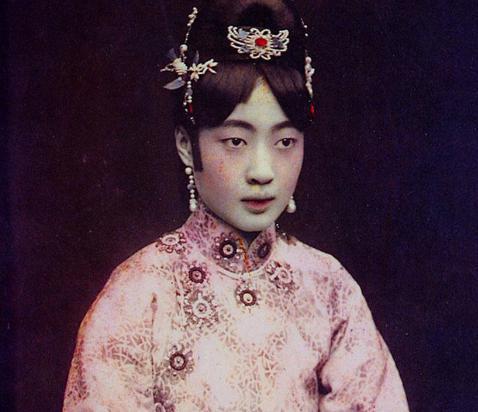 婉容为何会对手下侍卫产生感情呢 原因处在什么地方 婉容为何会对手下侍卫产生感情呢 原因处在什么地方