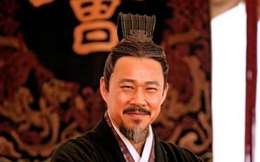 曹操礼贤下士，为何关羽不吃这套执意跟随刘备？