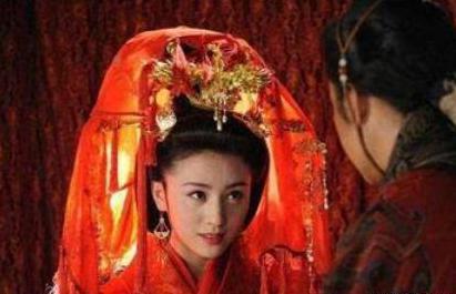 她出身世家却心甘情愿的嫁给穷小子 最终成为帝国最尊贵的妇人 她出身世家却心甘情愿的嫁给穷小子 最终成为帝国最尊贵的妇人
