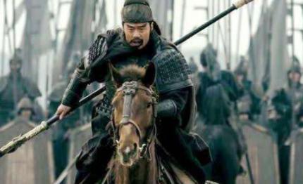 曹操给关羽封侯送马送美女，为什么关羽还一心想着刘备？