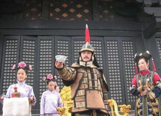 他帮助努尔哈赤开创基业，努尔哈赤却杀了他的两个<a href=https://www.lishiji.cn/lishi/1272/ target=_blank class=infotextkey>儿子</a>