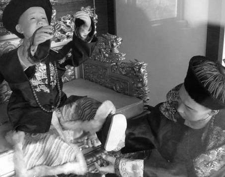 溥仪登基到底是一片什么样的场景 现场混乱百姓围观却无人下跪 溥仪登基到底是一片什么样的场景 现场混乱百姓围观却无人下跪