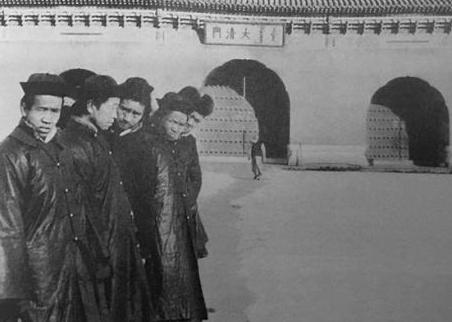 溥仪登基到底是一片什么样的场景 现场混乱百姓围观却无人下跪 溥仪登基到底是一片什么样的场景 现场混乱百姓围观却无人下跪