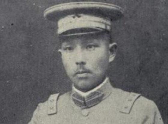 他收养孤女，长大后纳为小妾，最后却下令枪杀