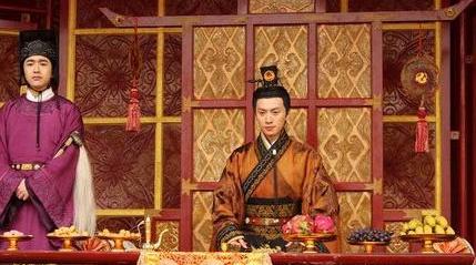 她出身世家却心甘情愿的嫁给穷小子 最终成为帝国最尊贵的妇人 她出身世家却心甘情愿的嫁给穷小子 最终成为帝国最尊贵的妇人
