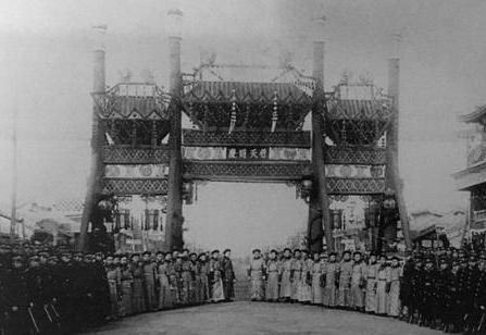 溥仪登基到底是一片什么样的场景 现场混乱百姓围观却无人下跪 溥仪登基到底是一片什么样的场景 现场混乱百姓围观却无人下跪