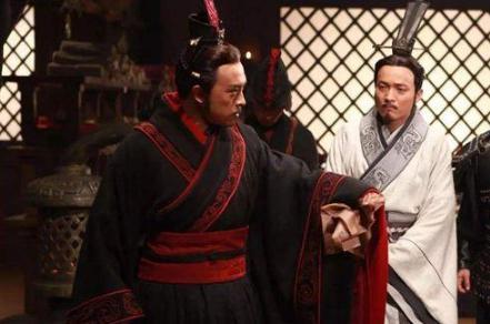 商鞅、张仪和范睢分别为秦国的崛起做了什么贡献？谁的功劳最大？