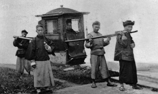 左宗棠为什么进京前可以乘坐八抬大轿,进京后不行? 左宗棠为什么进京前可以乘坐八抬大轿,进京后不行?