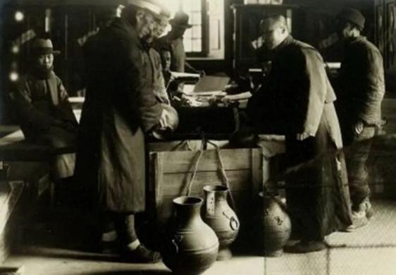 乾隆帝留下无数珍宝，百年之后付之一炬！是溥仪的错吗？