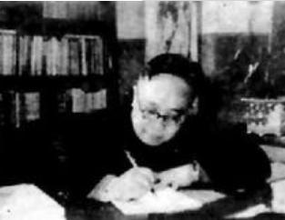 何其芳的作品有何特色?简介其人物轶事及评价 何其芳的作品有何特色?简介其人物轶事及评价