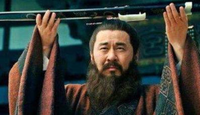 曹操和刘备谁的身世更好？诸葛亮为何不选曹操？