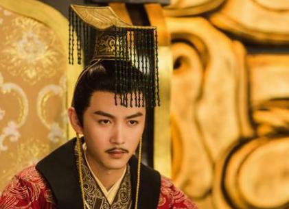 皇帝的帽子上为甚要挂帘子呢?有什么特殊意义吗