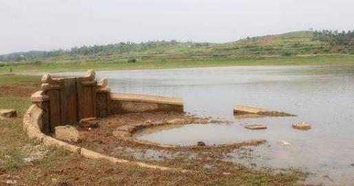 和珅墓前的狮子为何面露凶光？和珅为何成为大清巨贪？