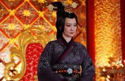她出身世家却心甘情愿的嫁给穷小子 最终成为帝国最尊贵的妇人 她出身世家却心甘情愿的嫁给穷小子 最终成为帝国最尊贵的妇人