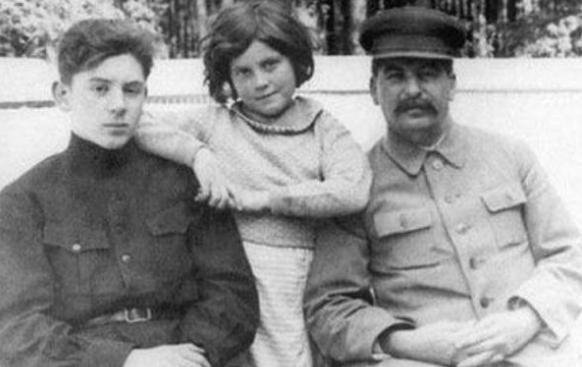 斯大林得知儿子被俘后，为何下令逮捕<a href=https://www.lishiji.cn/lishi/10148/ target=_blank class=infotextkey>儿媳</a>？