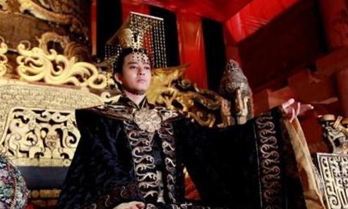 宇文阐为什么要把皇位让给杨坚？原因是什么