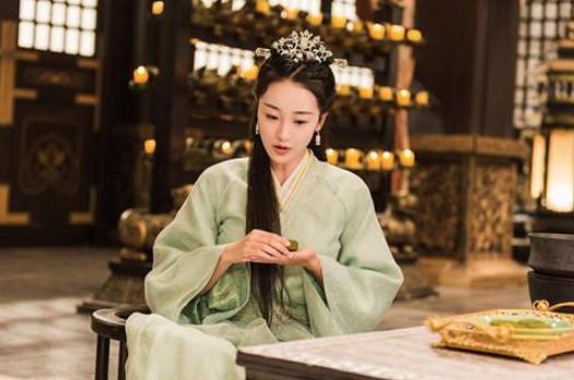 妃子不受宠被抛弃，嫁给乞丐20年后成开国皇后