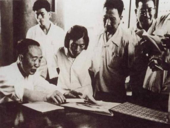 郭沫若4个字评价鲁迅,鲁迅回了10个字 郭沫若4个字评价鲁迅,鲁迅回了10个字