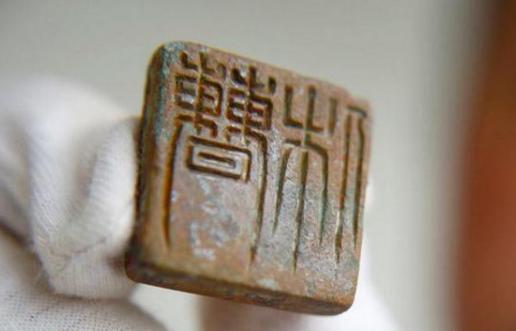 曹洪为什么会把自己的主帅位让给曹休？原因是什么