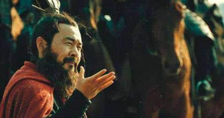 曹操给关羽封侯送马送美女，为什么关羽还一心想着刘备？