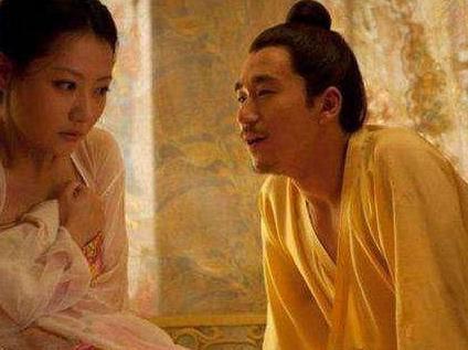 清朝时期的妃子是怎么伺候皇帝睡觉的 得从皇帝脚底爬到被子里去