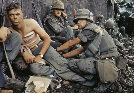 美军在越战中深陷泥潭,为什么不使用原子弹?不是不用而是有所忌惮