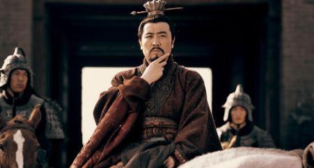 曹操给关羽封侯送马送美女，为什么关羽还一心想着刘备？