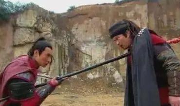 古代长枪头上的红缨究竟有什么用?效果居然如此实在 古代长枪头上的红缨究竟有什么用?效果居然如此实在