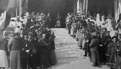 溥仪登基到底是一片什么样的场景 现场混乱百姓围观却无人下跪 <a href=https://www.lishiji.cn/lishi/148/ target=_blank class=infotextkey>溥仪</a>登基到底是一片什么样的场景 现场混乱<a href=https://www.lishiji.cn/lishi/8023/ target=_blank class=infotextkey>百姓</a>围观却无人下跪