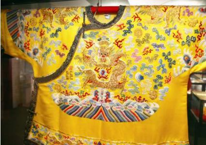 为什么从秦始皇之后的龙袍会变成黄色 最后是怎么演变下去的 为什么从<a href=https://www.lishiji.cn/lishi/335/ target=_blank class=infotextkey>秦始皇</a>之后的龙袍会变成黄色 最后是怎么演变下去的