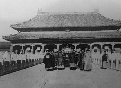 溥仪登基到底是一片什么样的场景 现场混乱百姓围观却无人下跪 溥仪登基到底是一片什么样的场景 现场混乱百姓围观却无人下跪