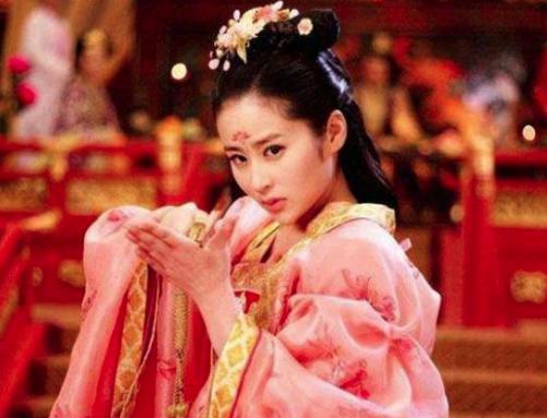 她本来贵为皇后，先皇去世后被皇帝纳入后宫。世人怎么看？