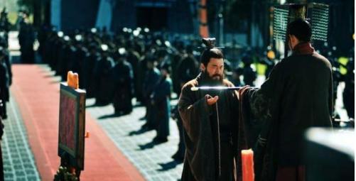 曹操为什么一定要杀孔融？只因他“嘴贱”吗