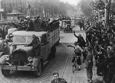 德国吞并奥地利后进驻的士兵 受到的民众的夹道欢迎 德国吞并奥地利后进驻的士兵 受到的民众的夹道欢迎