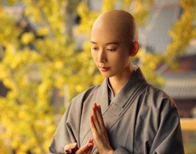 贵妇嫌儿子太丑想丢弃，尼姑阻拦并亲自抚养，婴儿后来成为帝王