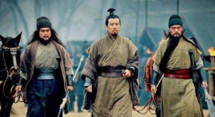 曹操给关羽封侯送马送美女，为什么关羽还一心想着刘备？